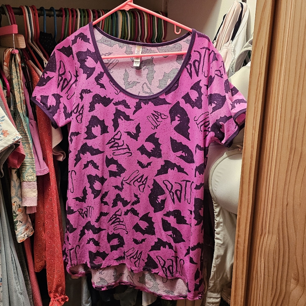 Lularoe Bats Tee, Medium